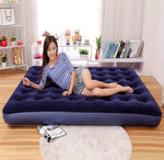 Charger l&#39;image dans la galerie, Matelas Gonflable Ultra-Confort – Dormez où vous voulez, comme à la maison.
